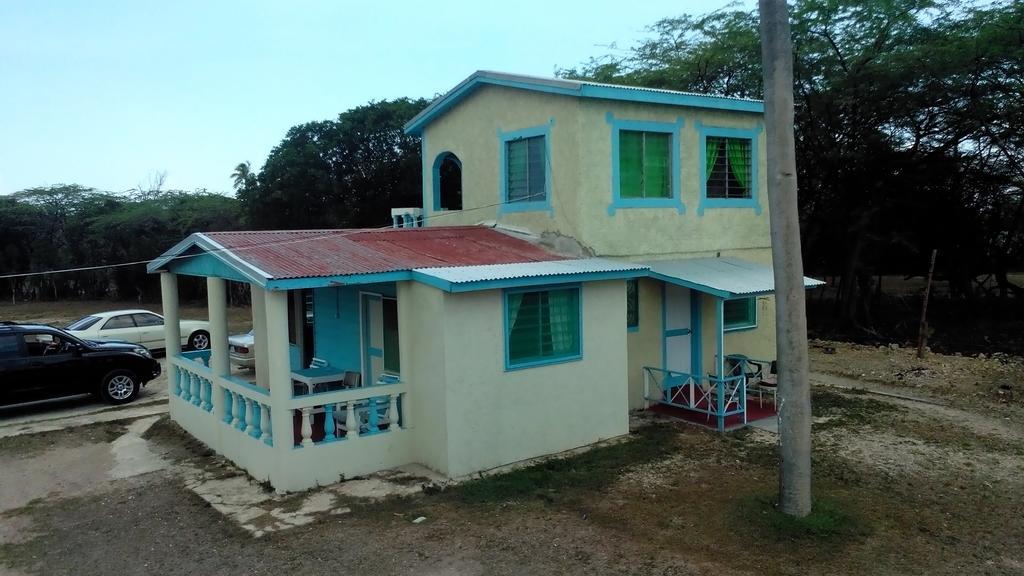 Waikiki Guest House Treasure Beach Phòng bức ảnh