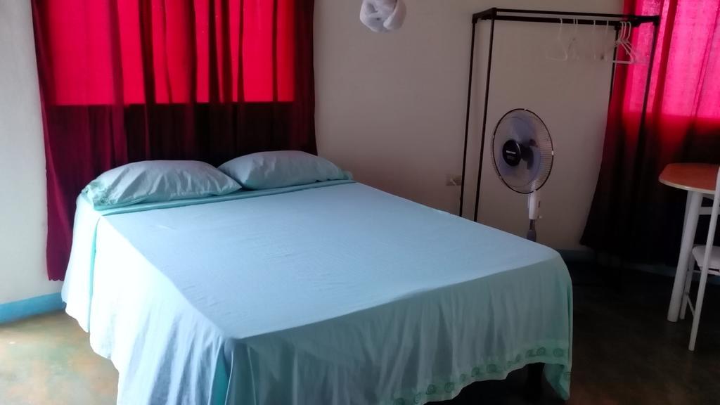 Waikiki Guest House Treasure Beach Phòng bức ảnh