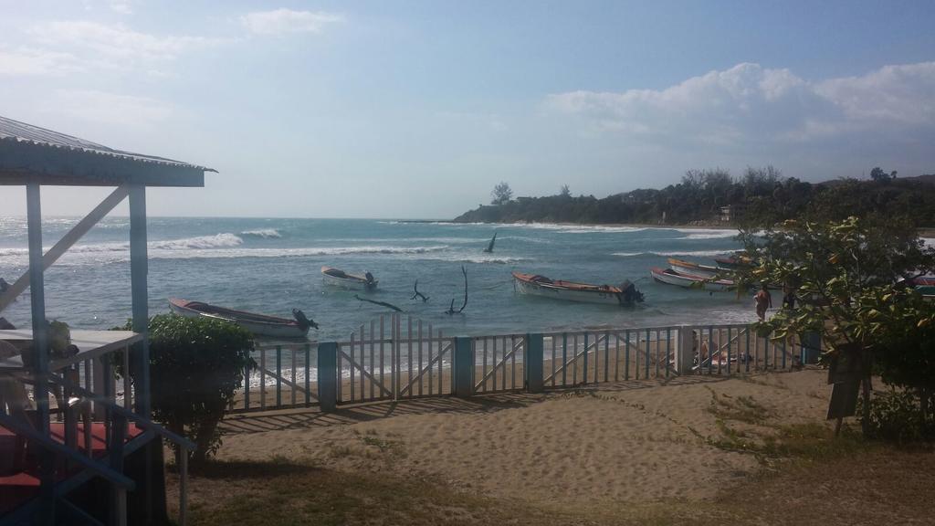 Waikiki Guest House Treasure Beach Ngoại thất bức ảnh
